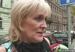 Brünette Sexgöttin spielt ihre glatt rasierte gay porn private Fotze